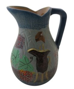 Aromalampa ručne maľovaná Váza je milá, menšia aromalampa, je vhodná ako darček pre ženu. Elegantný moderný bytový doplnok