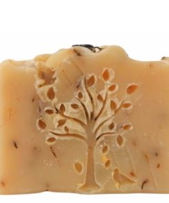 Peelingové mydlo Levanduľový sen SAVON je slovenská prírodná kozmetika na telo a tvár, vegánske. Mydlo je vhodné na telo aj pleť.
