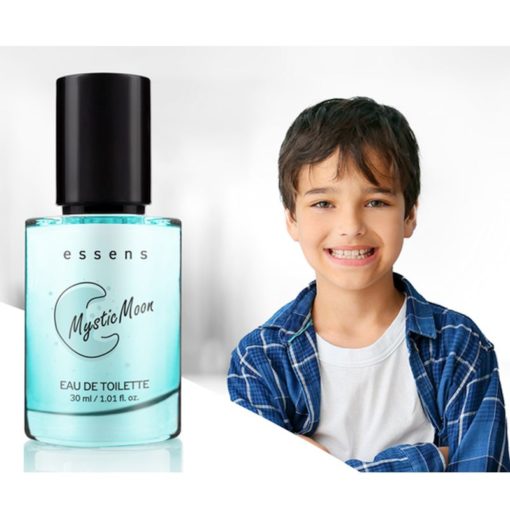 Toaletná voda Mystic Moon pre chlapcov a mladých mužov. Svieža a jemne korenená vôňa pre jeho prvý parfém. Detská toaletná voda.